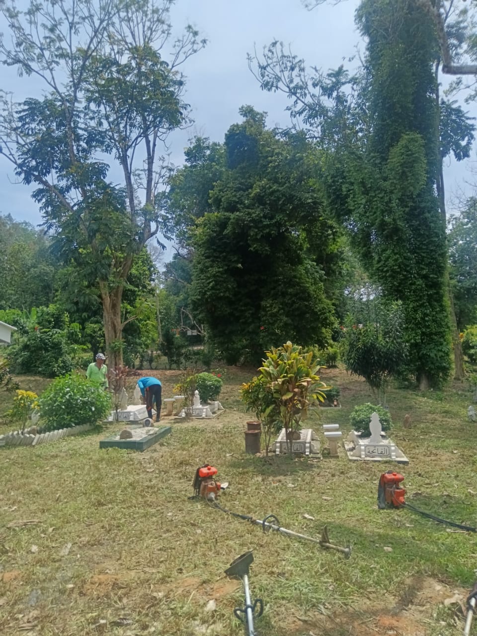 GOTONG ROYONG MEMBERSIH TANAH PERKUBURAN ISLAM