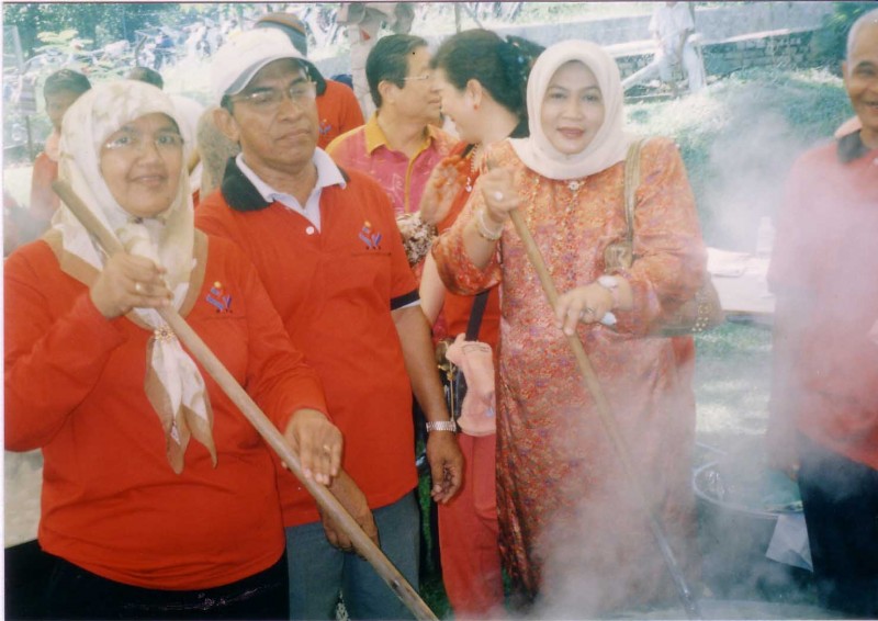 GONTONG -ROYONG MEMASAK SYURA