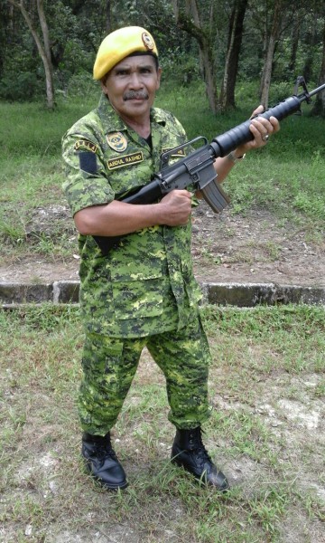KETUA KAMPUNG MENJALANI LATIHAN MENEMBAK BERSAMA RELA
