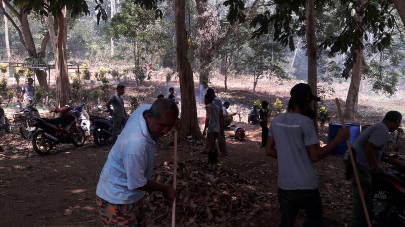 GOTONG ROYONG MEMBERSIHKAN KAWASAN PERKUBURAN ISLAM KG BUKIT LENGGONG