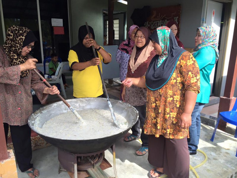 MAJLIS GOTONG ROYONG MEMBUAT ASYURO KAMPUNG LENGGONG