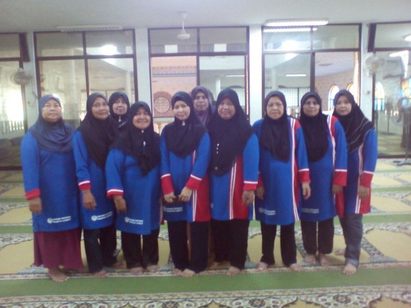 GOTONG ROYONG MEMBERSIH RUANGAN SOLAT MUSLIMAT - 06/11/2016