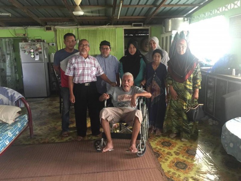 PENYERAHAN KERUSI RODA
