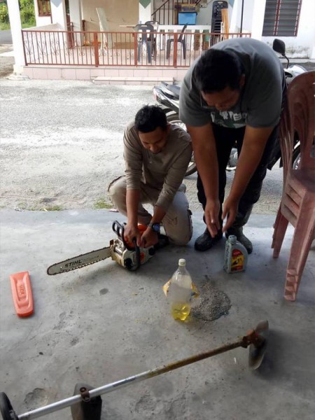 GOTONG ROYONG MEMBERSIHKAN KAMPUNG