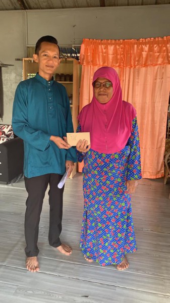 MENYAMPAIKAN SUMBANGAN BANTUAN KEWANGAN MEMBUAT CERMINMATA DARI YB PARLIMEN
