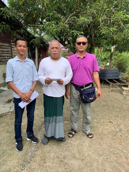 MENYAMPAIKAN SUMBANGAN BANTUAN KEWANGAN UNTUK MENJALANI PEMBEDAHAN SELAPUT MATA  DARI YB PARLIMEN