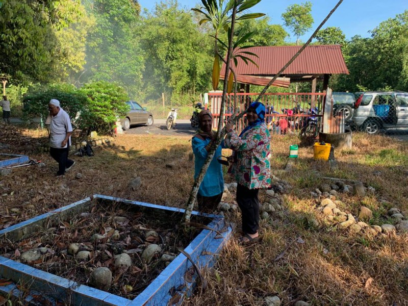 PROGRAM GOTONG ROYONG - PEMBERSIHAN TANAH PERKUBURAN KG SIMPANG 4 DALAM (24/11/2019)