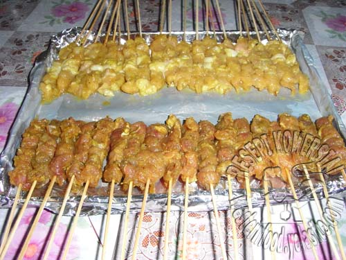 MEYEDIAKAN TEMPAHAN HIDANGAN SATAY UNTUK MAJLIS JAMUAN