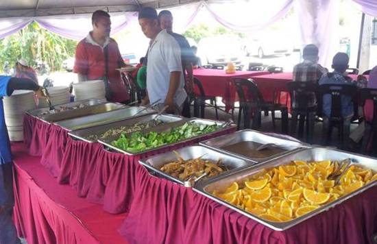 MENYEDIAKAN TEMPAHAN PELBAGAI JUADAH MAKANAN UNTUK MAJLIS PERKAHWINAN DAN MAJLIS JAMUAN