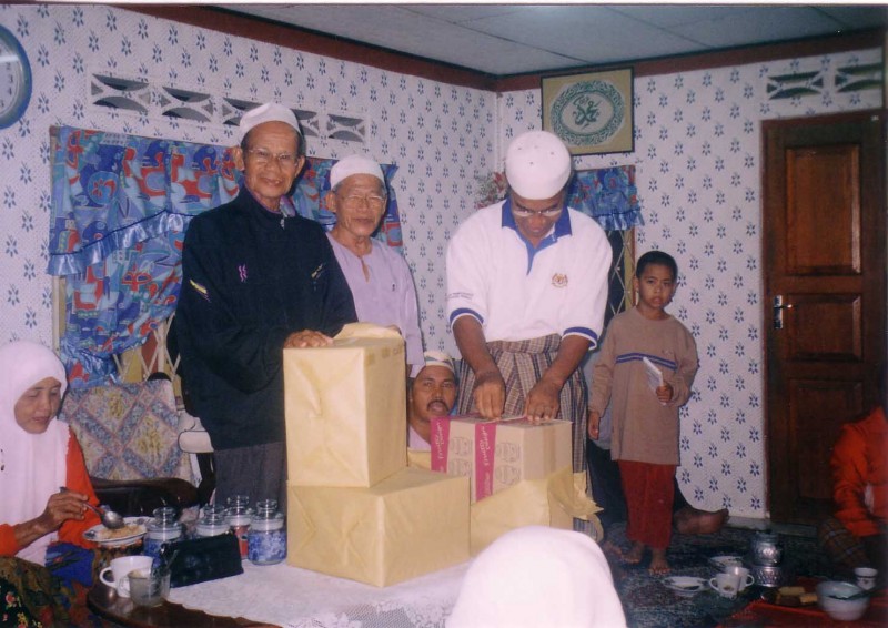 MENYAMPAIKAN BANTUAN KEBAJIKAN(BALU-BALU)