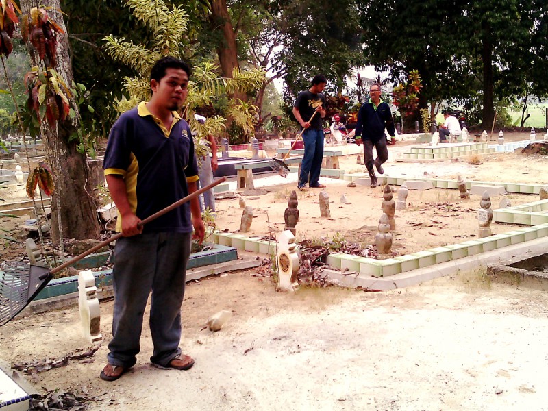 GOTONG ROYONG PEMBERSIHAN KUBUR