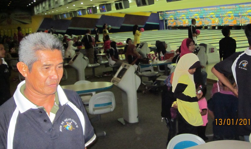 HARI KELUARGA JKKK DENGAN BERMAIN BOWLING