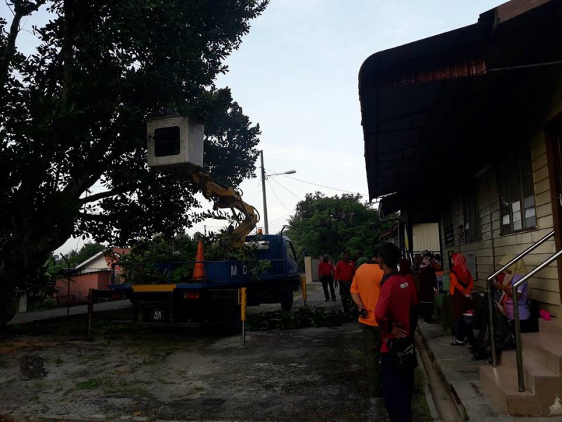 GOTONG ROYONG MENEBANG POKOK DI KLINIK DESA KG JAYA KUALA SLIM