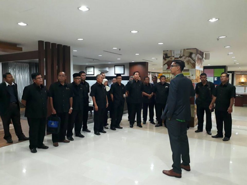 KUNJUNGAN HORMAT KETUA-KETUA KAMPUNG PARLIMEN TANJUNG MALIM KE PEJABAT MENTERI ANTARABANGSA DAN INDUSTRI 2
