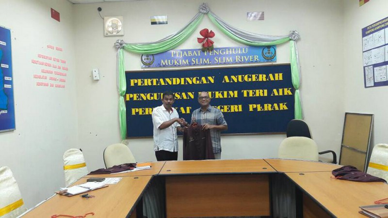 MESYUARAT KETUA-KETUA KAMPUNG MUKIM SLIM DAN PENYERAHAN BAJU KOPERAT