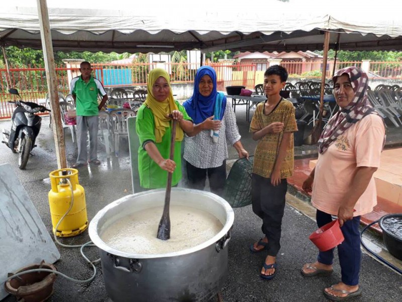 GOTONG ROYONG MEMASAK BUBUR LAMBUK