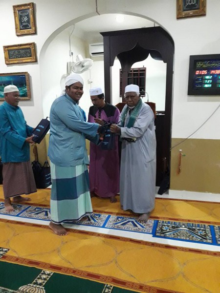 MAJLIS PENYAMPAIAN CENDERAHATI KEPADA PESERTA-PESERTA KELAS BACAAN AL-QURAN