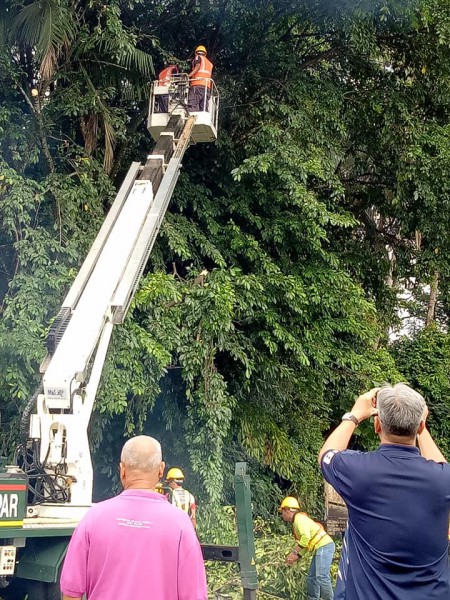 GOTONG ROYONG MEMBERSIHKAN KAMPUNG
