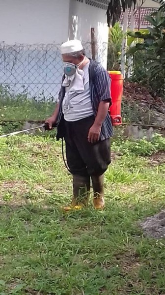GOTONG ROYONG MEMBERSIHKAN KAMPUNG