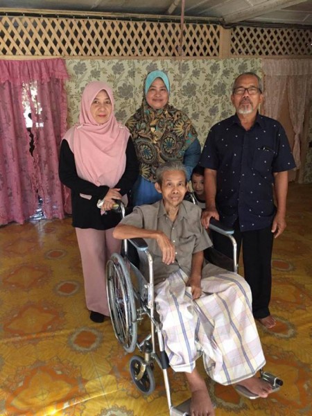 PENYERAHAN KERUSI RODA
